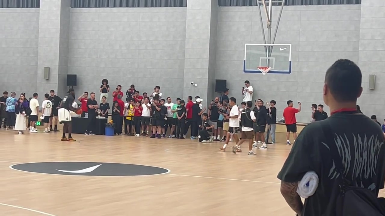 HuaTiHui-这个视角瞧瞧~媒体人晒詹姆斯连续三投打铁视频：嗯……有风 有风